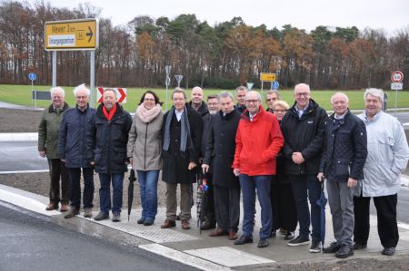 Mitglieder des Ausschusses für Wirtschaft, Bau und Verkehr (WBV) des Kreises Paderborn: Friedhelm Kaup, Bernhard Wißing, Ottomar Scharfen, Heike Krömeke, Vorsitzender Christoph Schön, Unternehmer Christoph Steinhagen, Rainer Sinnhuber, WBV, Dietrich Honervogt, stellvertretender Bürgermeister der Stadt Paderborn, Martin Hübner, Technischer Dezernent der Paderborner Kreisverwaltung, Landrat Manfred Müller, Grundstückseigentümer Heinrich-Georg Knocke und Marie-Theres Knocke, Werner Jülke, Hans-Bernd Janzen und Martin Koke (WBV Kreis Paderborn), Bildnachweis Kreisstraßenbauamt, Kreis Paderborn Offizielle Freigabe des neuen Kreisverkehrs an der Alten Schanze